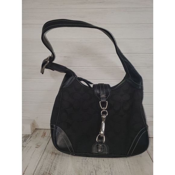 coach バッグe05q-8k10 COACH E05Q 8K10 Coach Hobo Signature Purse | Depop